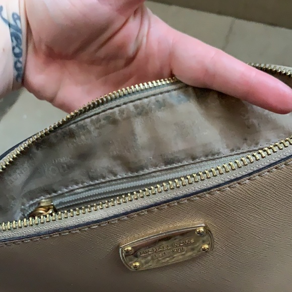 Michael kors cross body - Picture 9 of 16